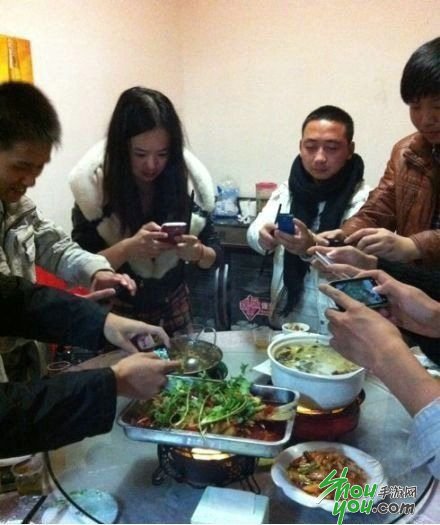 小伙因微信無人點贊郁悶 用手機猛砸腦門