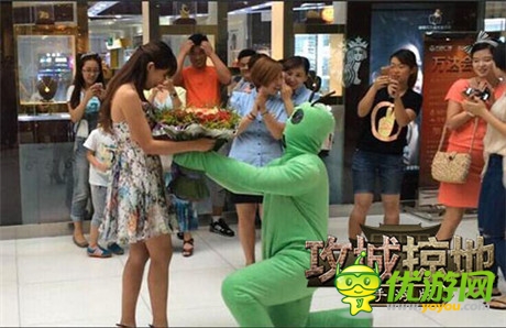男子COS《攻城掠地》中的大樹(shù) 向女子求婚
